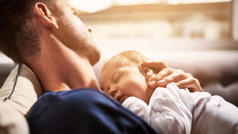 Administração do tempo 5 Pai com bebê no colo