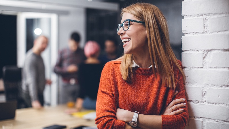 qualidade de vida no trabalho 1 Mulher sorrindo no trabalho