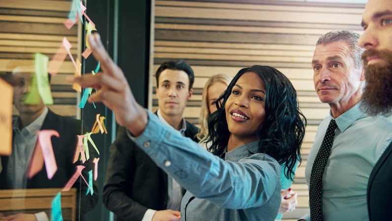 qualidades e defeitos 2 destacando-se no trabalho