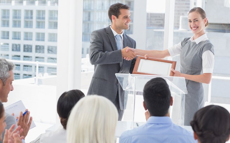 trabalho em equipe 2 Recebendo um prêmio no trabalho